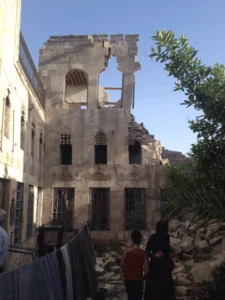 ظاهرة الضرر، عناصر مخلخلة بعد انهيار جزئي لجدار في بيت أثري، دار الآغا، حلب، سوريا