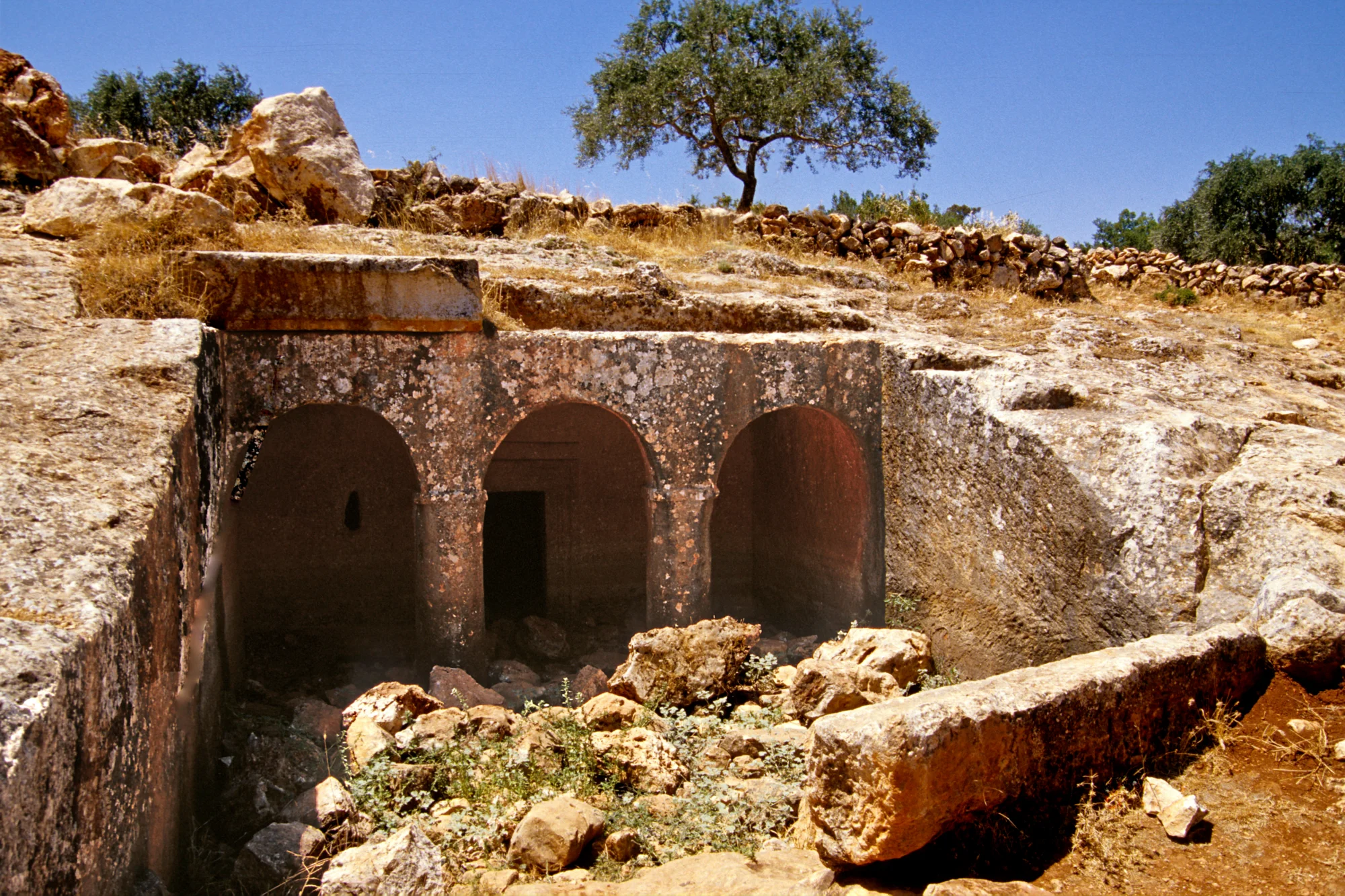 Unterirdische Grabanlage (Hypogäum) im Südwesten der Ruinensiedlung, Eingang mit Rundbogenarkade