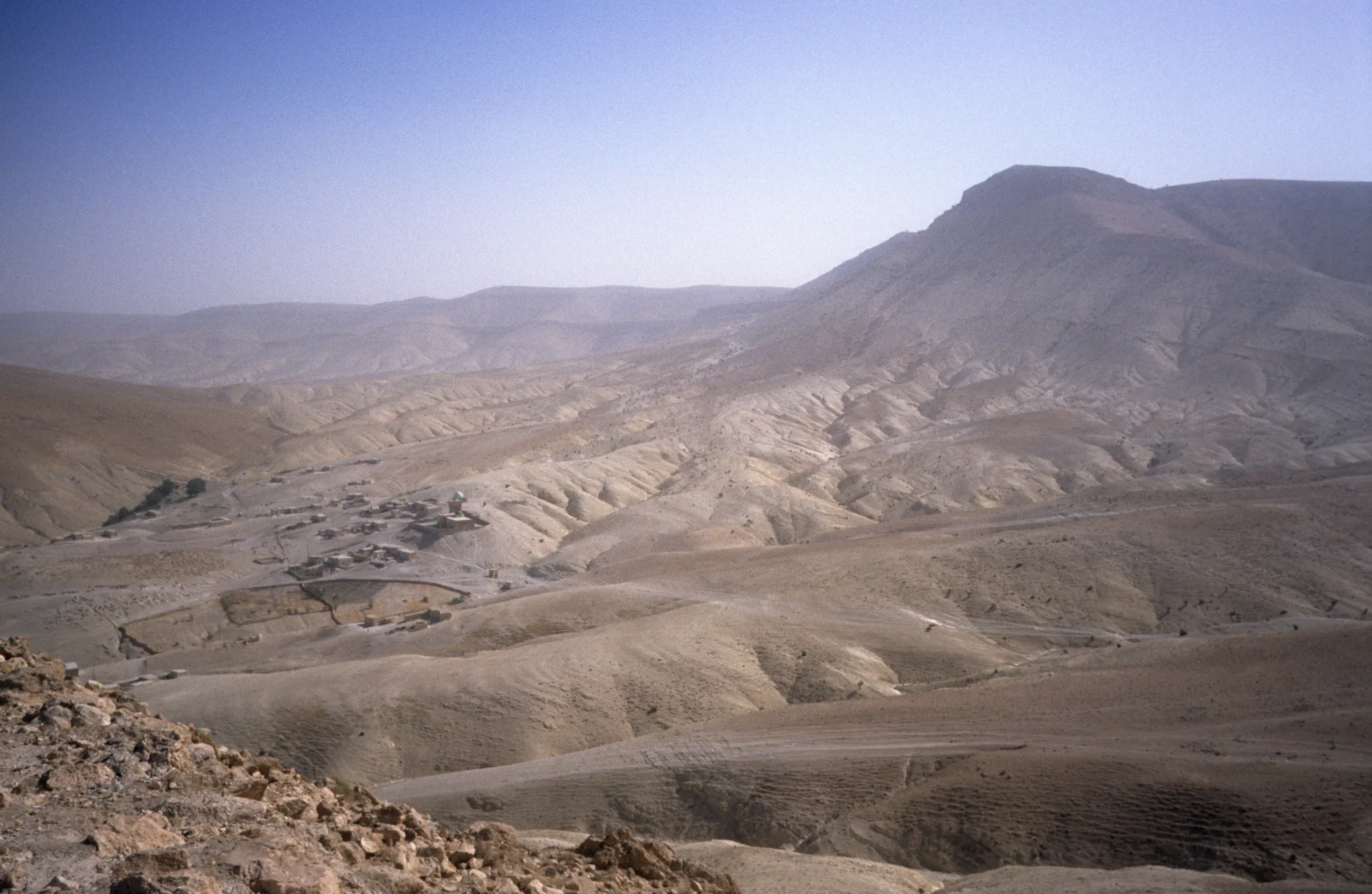 Blick auf den Höhenzug ʿAbd al-ʿAziz mit dem Dorf Al-Ghara, wo sich der Schrein von Shaykh ʿAbd al-ʿAziz befindet